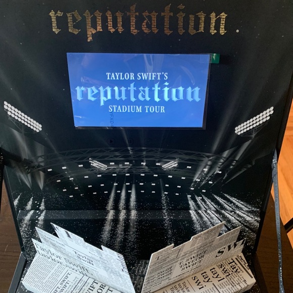 Taylor Swift Reputation VIP box - Picture 5 of 7